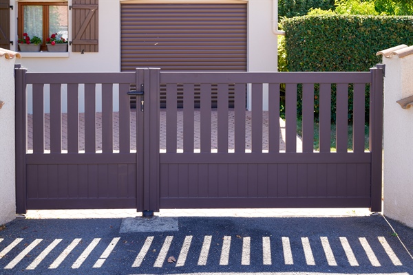 Maintaining Aluminum Fencing: Expert Tips for Long-Lasting Beauty and Durability